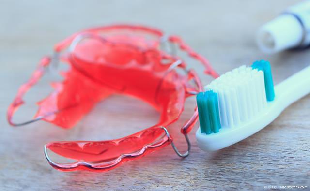Lose Zahnspangen werden mit einer separaten Zahnbürste und Zahnpasta gereinigt.